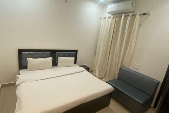 Room 6 of 8