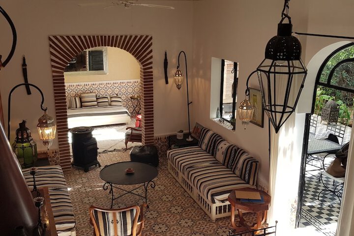 Lounge 32 of 43