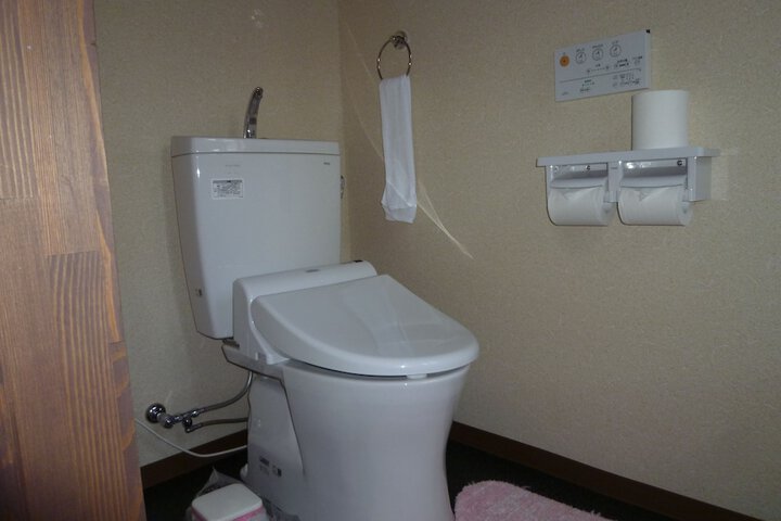 Room 6 of 12