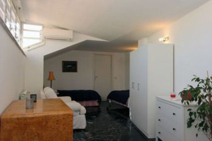 Room 9 of 20