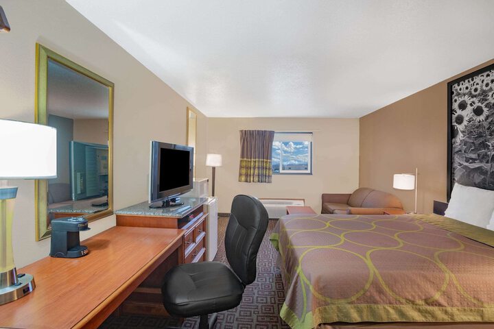 1 Queen Bed (14 of 16)
