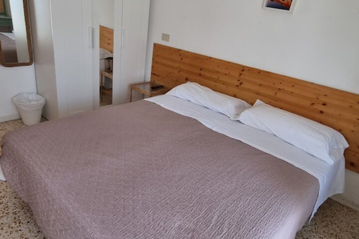 Room 3 of 7