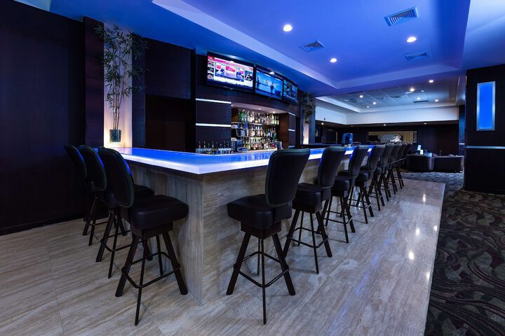 Lounge 76 of 107