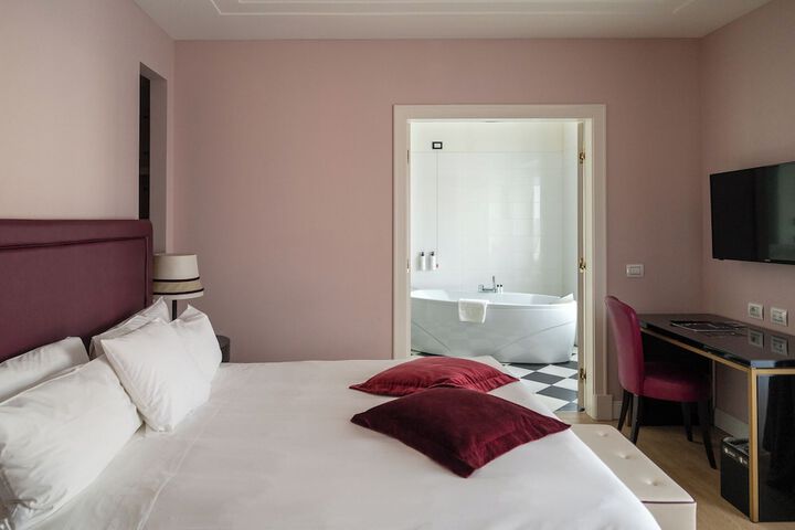 Room 33 of 62