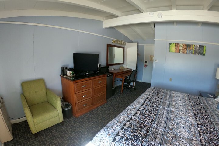 1 King Bed (3 of 6)