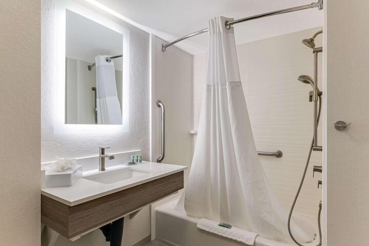 2 Queen Beds High Speed Internet Accessible Microwave, Refrigerator Full Breakfast (5 of 9)