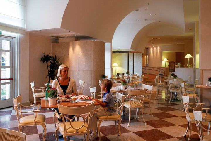 Dining 40 of 76