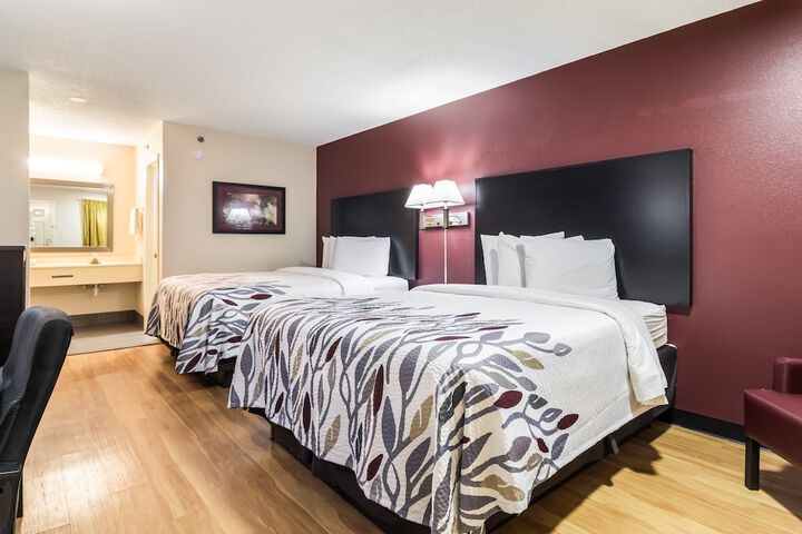 Deluxe Queen Bed (8 of 11)