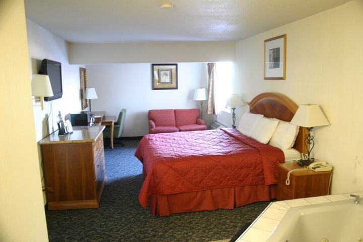 1 King Bed (3 of 7)
