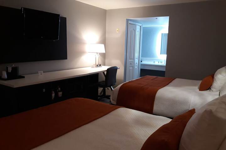 1 Queen Bed (2 of 8)