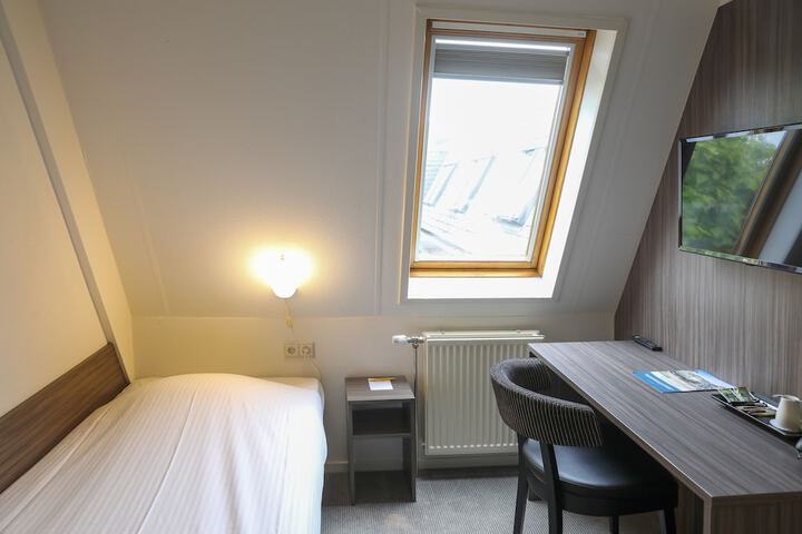Room 12 of 74