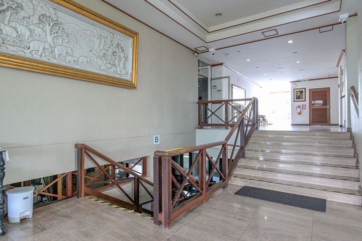 Ballroom/Hall 84 of 101