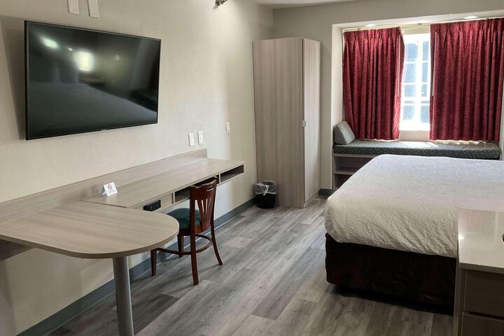 1 King Bed (10 of 12)