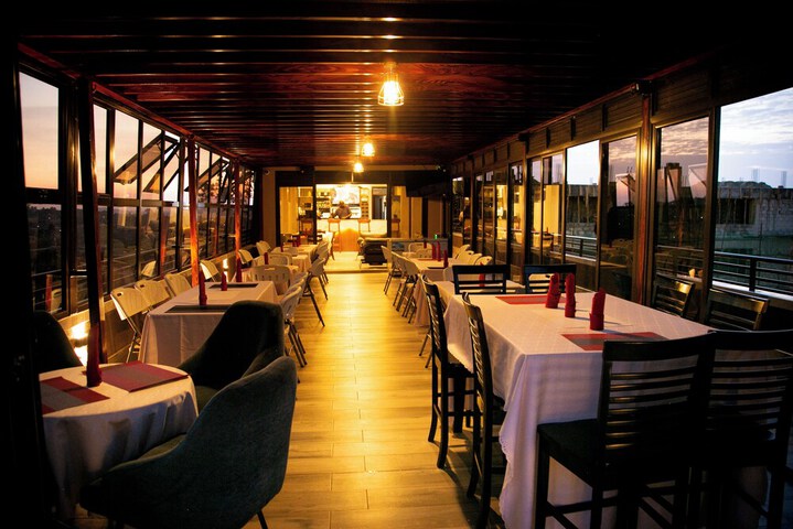 Dining 9 of 12