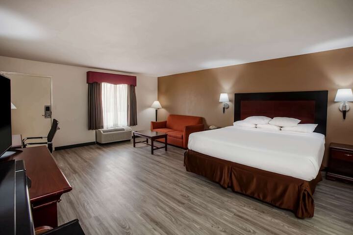 1 King Bed (4 of 17)