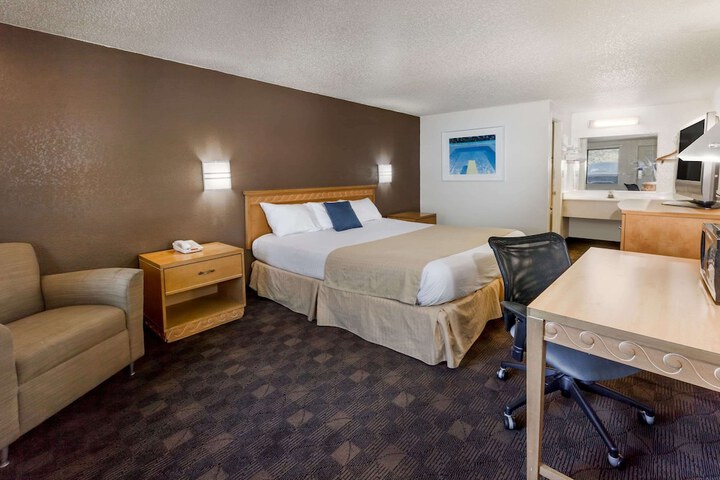 1 King Bed (5 of 14)
