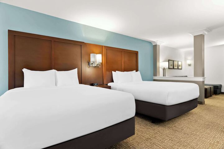 2 Queen Beds (2 of 7)