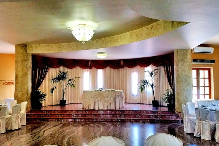 Ballroom/Hall 16 of 31