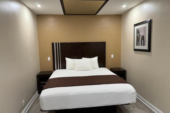 Room 5 of 9