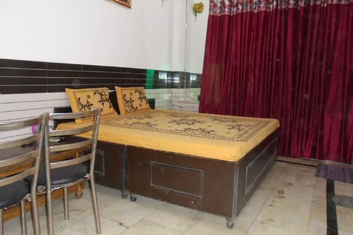 Room 2 of 10
