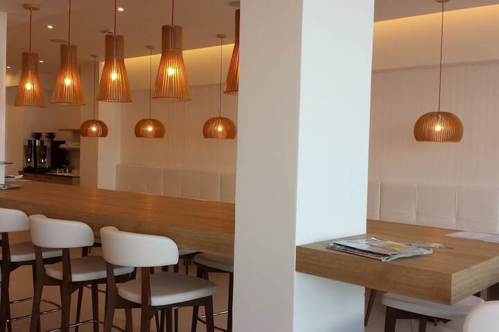 Lounge 67 of 82