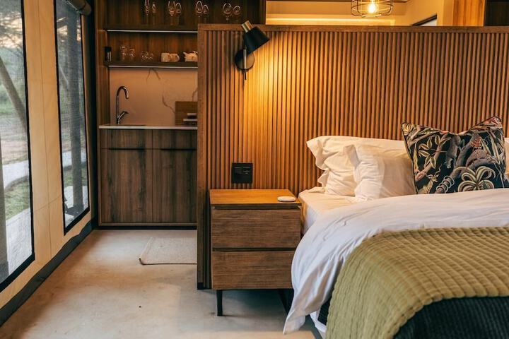 Room 4 of 242