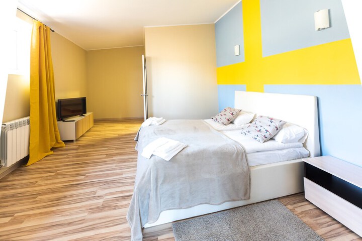Room 13 of 28