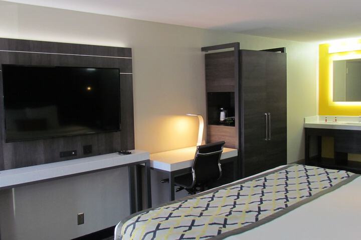 1 King Bed (3 of 23)