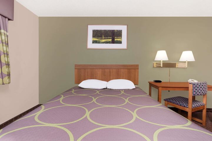 1 Queen Bed (3 of 20)