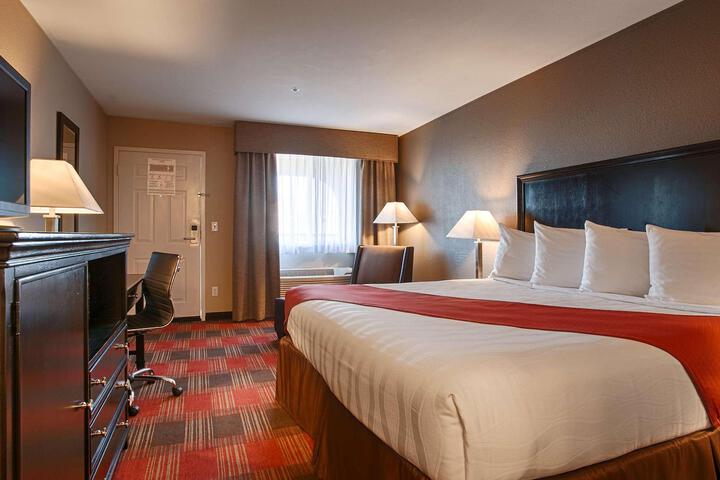 1 King Bed Microwave and Refrigerator WiFi Full Breakfast (5 of 6)