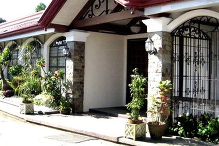 G & E Garden Pavilion And La Verandah Hotel