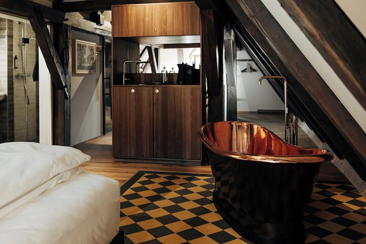Room 6 of 83