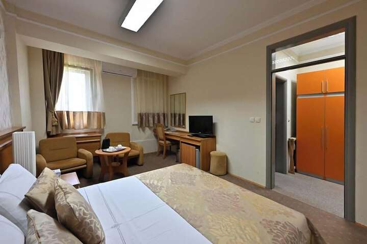 Room 33 of 93
