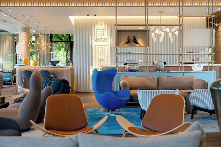 Lounge 17 of 25
