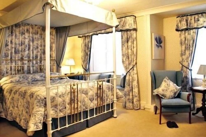 Room 8 of 33