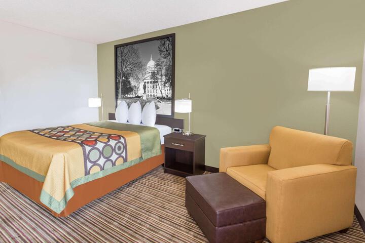 2 Queen Beds (6 of 10)