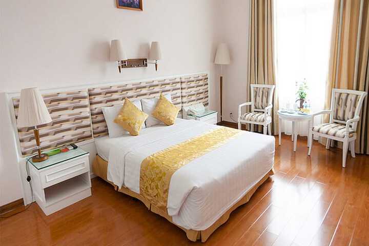 Room 8 of 33