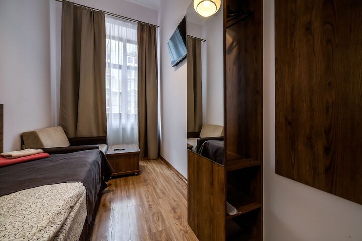 Room 10 of 25