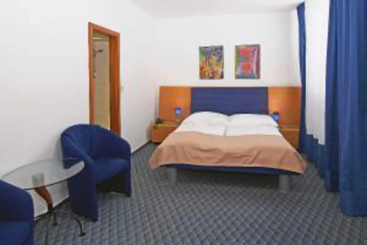 Room 4 of 10