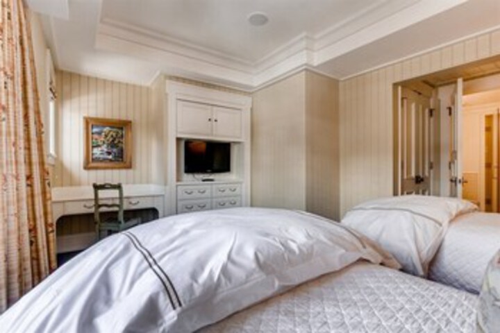 Room 71 of 76