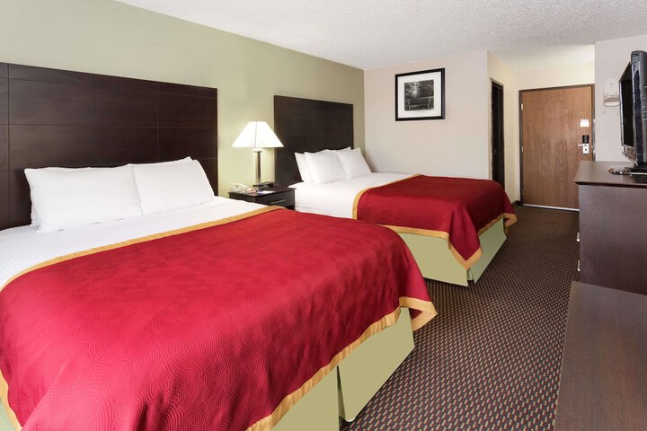 2 Queen Beds (7 of 8)