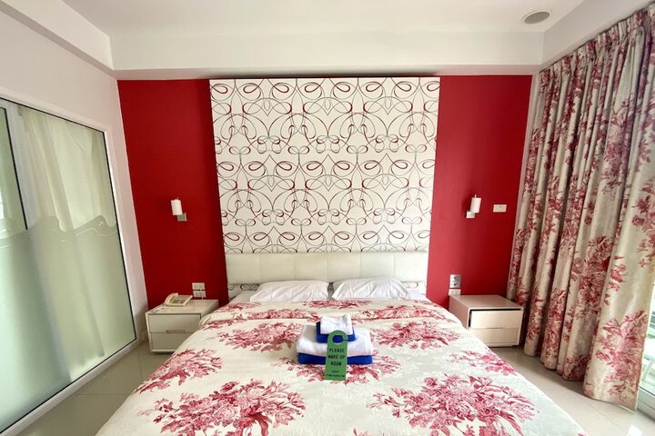 Room 8 of 77