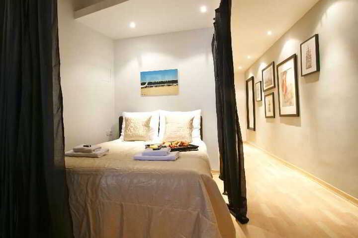 Room 6 of 10
