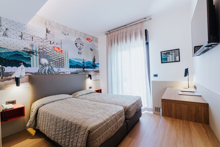 Room 25 of 48