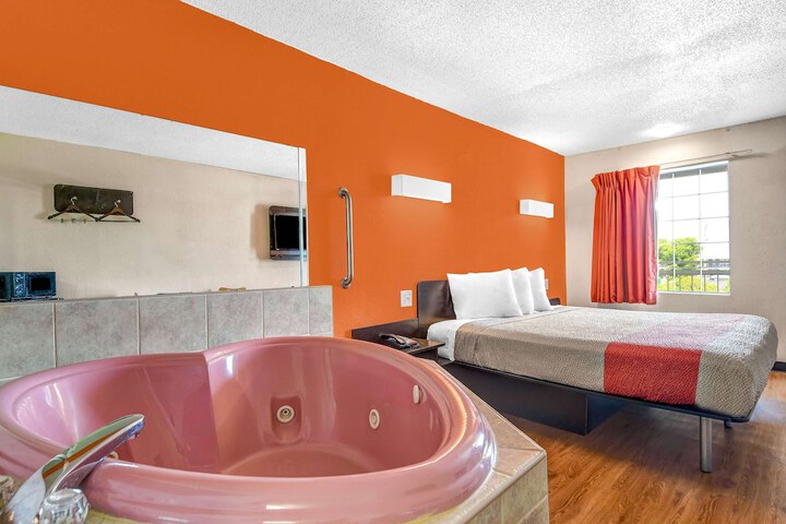 Room 16 of 28