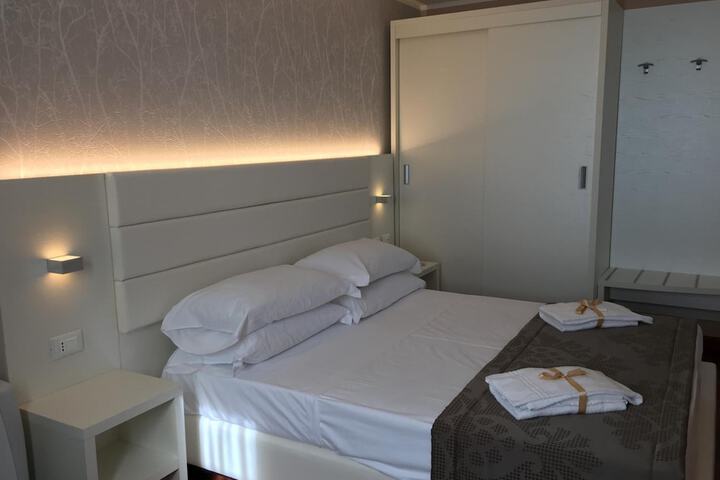 Room 13 of 64