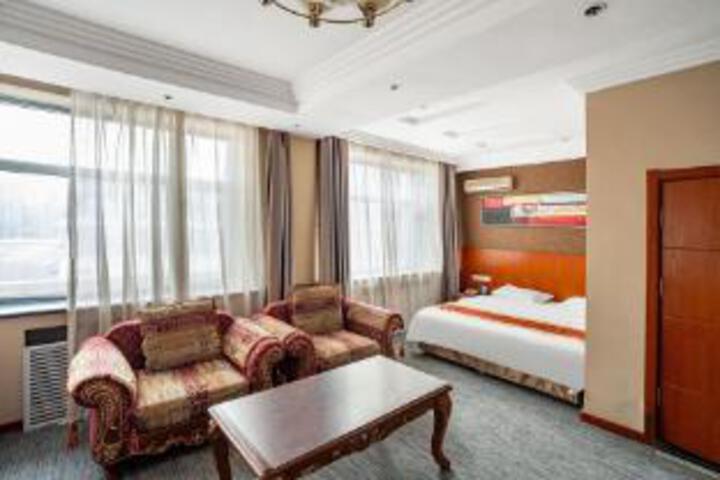Room 7 of 8