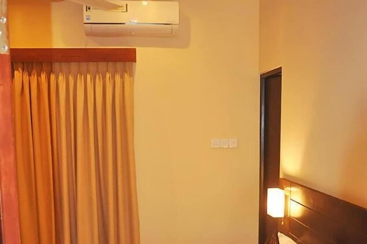 Room 5 of 10