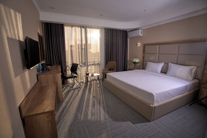 Room 6 of 28