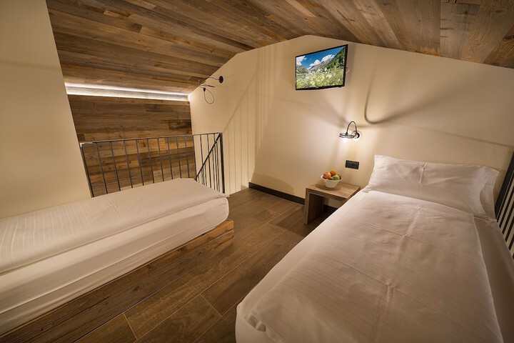 Room 32 of 162